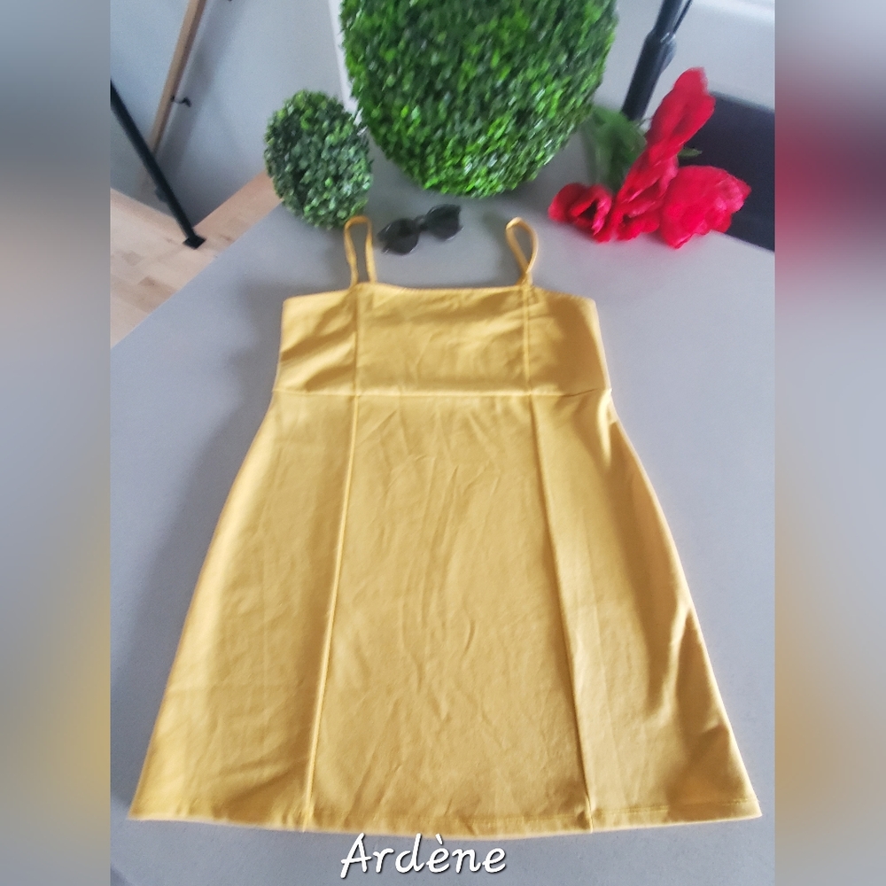 NWOT ARDÈNE Jolie robe d'été longueur longueur midi lignes épurées jaune